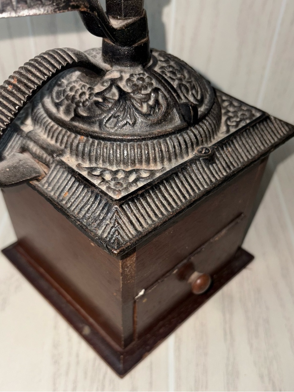 Vintage Manual Coffee Grinder Wood Cast Iron Crank Mill Farmhouse Rustic - Picture 9 of 13